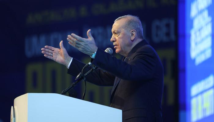 Erdoğan'dan Özgür Özel'e sert eleştiri: "Koltuğu kaybedeceğini anlayınca etekleri tutuşmaya başladı"