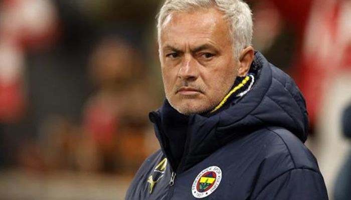 Fenerbahçe, Filip Kostic'i gönderiyor! Mourinho'nun istemediği oyuncu için karar verildi.