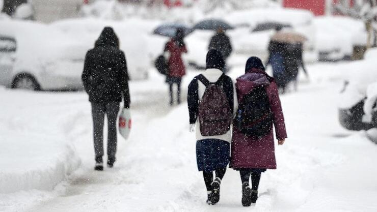 İstanbul'da kar yağışı devam ediyor: Okullar tatil olacak mı?