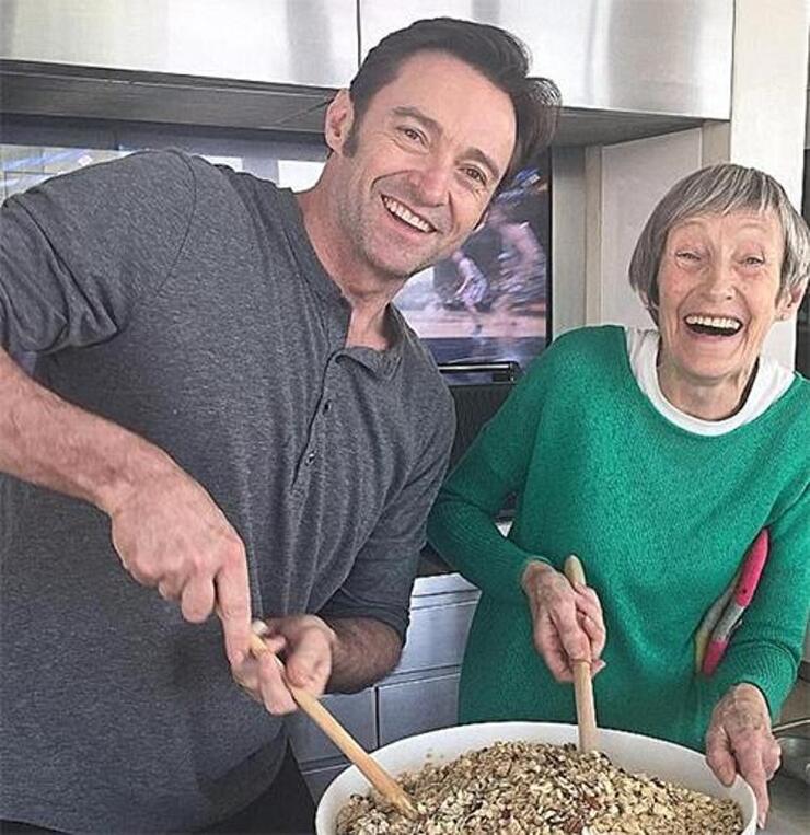 Hugh Jackman'ın annesi tarafından terk edilmesi ve çocukluğundaki travmalarıyla başa çıkma süreci.