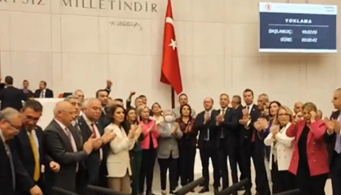 İstanbul Üniversitesi'nden İmamoğlu'na tepki: CHP'li vekiller TBMM'de protesto başlattı!