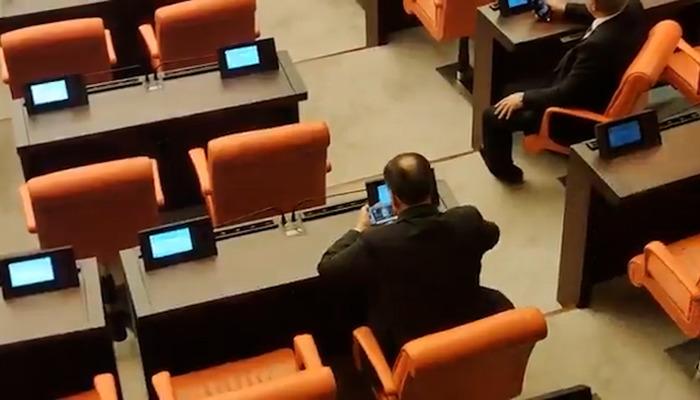 Meclis'teki gerginlikte sakin duruşuyla dikkat çeken milletvekili sosyal medyayı salladı