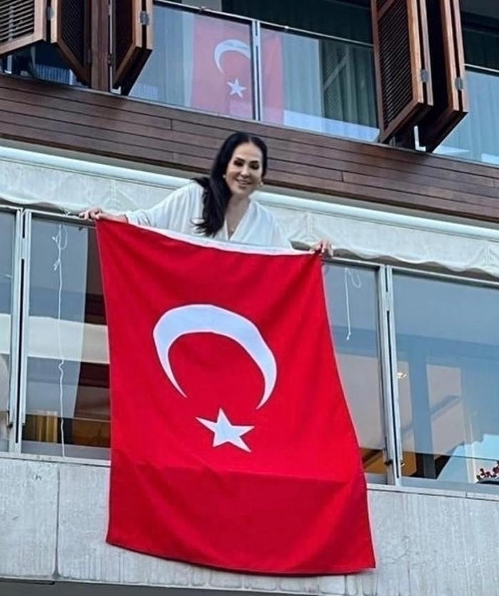 Türkan Şoray Ve Filiz Akın, Cumhuriyet Bayramı İçin Evlerine Bayrak Astı
