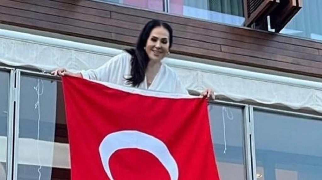 Türkan Şoray Ve Filiz Akın, Cumhuriyet Bayramı İçin Evlerine Bayrak Astı