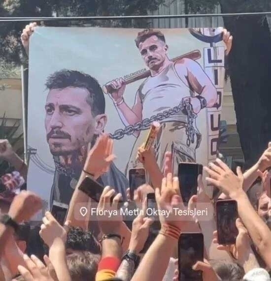 Galatasaray Taraftarından Mert Hakan Yandaş Pankartı Şaşırttı