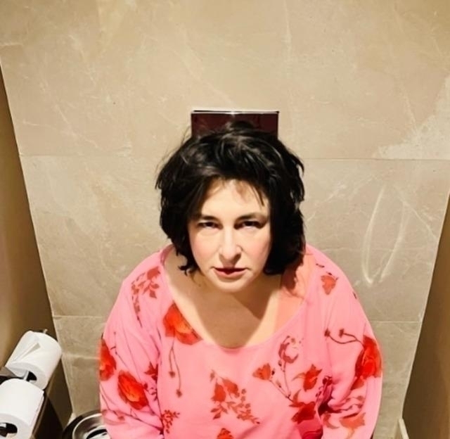 Esra Dermancıoğlu'nun Tuvalet Pozu Olay Yarattı!
