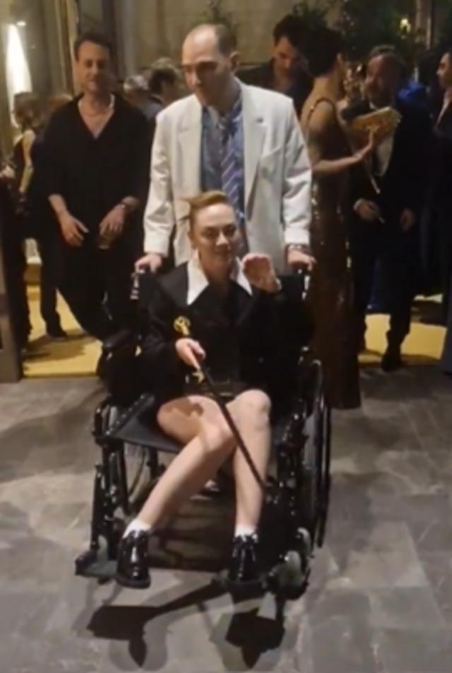 Demet Evgar, Elle Style Awards Gecesinde Bastonla Ve Tekerlekli Sandalyeyle