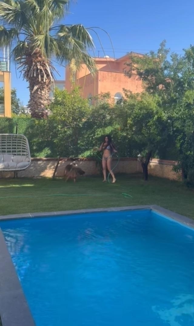 Ebru Polat Bikinisiyle Bahçe Sulayarak Hayranlarını Etkiledi